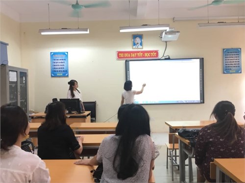 Trường Tiểu học Cự Khối tổ chức tập huấn CNTT cho giáo viên 